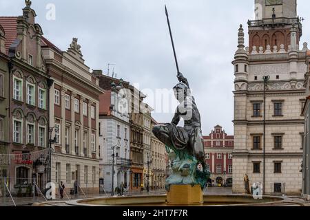 4 gennaio 2021 - Poznan, Polonia: La Fontana di Marte - una delle quattro fontane sul vecchio mercato di Poznan, si trova sul lato nord-ovest della rinascimentale Piazza del mercato di Poznan Foto Stock