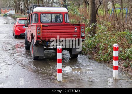 Acqua che emerge da una copertura di botola, Wilhelmsburg, Amburgo, Germania Foto Stock