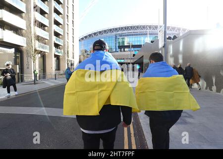 Londra, Inghilterra, 27th febbraio 2022. I tifosi con bandiere ucraine sono visti fuori dallo stadio prima della partita della Carabao Cup al Wembley Stadium di Londra. Il credito dell'immagine dovrebbe leggere: Paul Terry / credito dello Sportimage: Notizie dal vivo dello Sportimage/Alamy Foto Stock