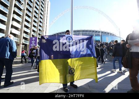 Londra, Inghilterra, 27th febbraio 2022. I tifosi con bandiere ucraine sono visti fuori dallo stadio prima della partita della Carabao Cup al Wembley Stadium di Londra. Il credito dell'immagine dovrebbe leggere: Paul Terry / credito dello Sportimage: Notizie dal vivo dello Sportimage/Alamy Foto Stock