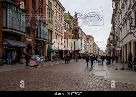 2 gennaio 2021 - Torun, Polonia: La strada pedonale principale nella città vecchia. Si tratta di una città storica sul fiume Vistula nella Polonia nord-centrale e patrimonio dell'umanità dell'UNESCO Foto Stock