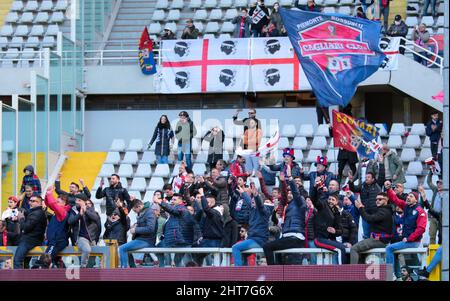 Torino, Italia. 27th Feb 2022. Cagliari Calcio tifosi durante il campionato italiano Serie A football match tra Torino FC e Cagliari Calcio il 27 febbraio 2022 allo Stadio Olimpico Grande Torino a Torino Credit: Independent Photo Agency/Alamy Live News Foto Stock