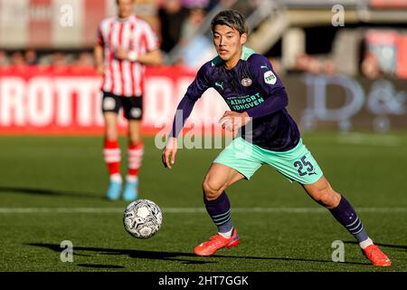 ROTTERDAM, PAESI BASSI - 27 FEBBRAIO: Ritsu Doan del PSV Eindhoven durante la partita olandese Eredivie tra Sparta Rotterdam e PSV a Sparta-Stadion Het Kasteel il 27 febbraio 2022 a Rotterdam, Paesi Bassi (Foto di Herman Dingler/Orange Pictures) Foto Stock