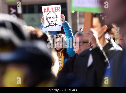 Nottingham, Nottinghamshire, Regno Unito. 27th febbraio 2022. Un dimostratore assiste a una veglia dopo che il presidente russo Vladimir Putin ha ordinato l'invasione dell'Ucraina. Centinaia di persone si sono riunite in Piazza del mercato Vecchio per dare sostegno al popolo ucraino. Credit Darren Staples/Alamy Live News. Foto Stock