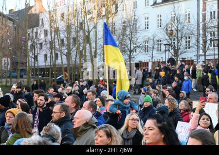 Folla di persone che protestano contro l'invasione russa dell'Ucraina: Manifestazione contro le proteste belliche ad Aarhus, Danimarca, il 26 febbraio 2022. Foto Stock