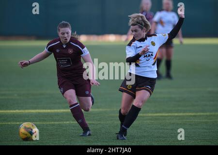 Edimburgo, Regno Unito. 27th Feb 2022. Oriam, Edimburgo, Scozia, 27th febbraio 2022 Shona Cowan (Hearts, #25) e Clare Dochrety (Partick Thistle, #8) durante la partita del SWPL1 tra Hearts e Partick Thistle a Oriam, Edimburgo, Scozia. Park's Motor Group Scottish Women's Premier League 1 Alex Todd/SPP Credit: SPP Sport Press Photo. /Alamy Live News Foto Stock