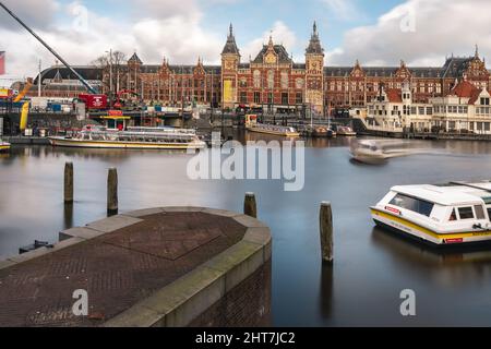 Il molo per crociere sul canale presso la Stazione Centrale, Centraal, Amsterdam, Paesi Bassi, Europa Foto Stock