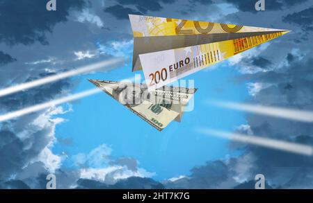 Un aeroplano di carta fatto di una nota di 200 euro vola oltre un altro aereo fatto di una nota di 100 dollari US. Illustrazione 3-D sulla tariffa aerea tra Stati Uniti ed Europa Foto Stock