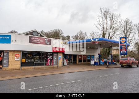 Woodbridge Suffolk UK Febbraio 19 2022: Woodbridge Suffolk UK Febbraio 19 2022: Distributore di benzina Gulf che ha un minimarket Spar situato sul posto. Foto Stock