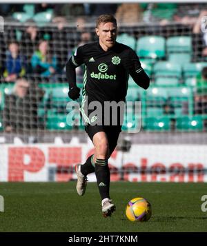 Edimburgo, Regno Unito. 27th Feb 2022. EASTER ROAD STADIUM, EDIMBURGO, SCOZIA - 27 FEBBRAIO: Il difensore svedese di Celtic, Carl Starfelt, porta la palla in campo durante la partita della Cinch Scottish Premiership tra l'Hibernian FC e il Celtic FC il 27 febbraio 2022 a Edimburgo, Regno Unito. ( Credit: Ian Jacobs/Alamy Live News Foto Stock