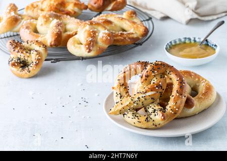 Primo piano di un servizio di pretzel fatti in casa con tutto il condimento. Foto Stock