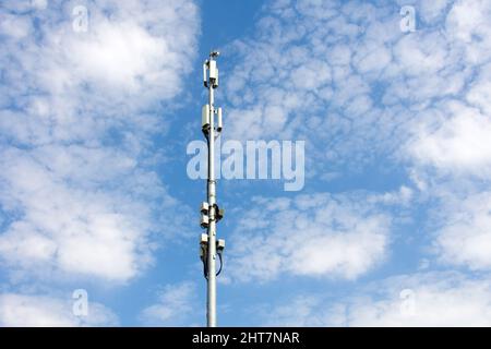 Stazione ricetrasmittente base macro cellulare. Torre di telecomunicazione. Trasmettitore antenna di comunicazione wireless. Sviluppo di sistemi di comunicazione in Foto Stock