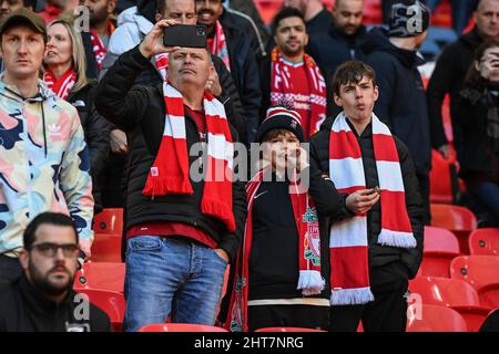 Londra, Regno Unito. 27th Feb 2022. I tifosi di Liverpool hanno assistito al riscaldamento della loro squadra a Londra, Regno Unito, il 2/27/2022. (Foto di Craig Thomas/News Images/Sipa USA) Credit: Sipa USA/Alamy Live News Foto Stock