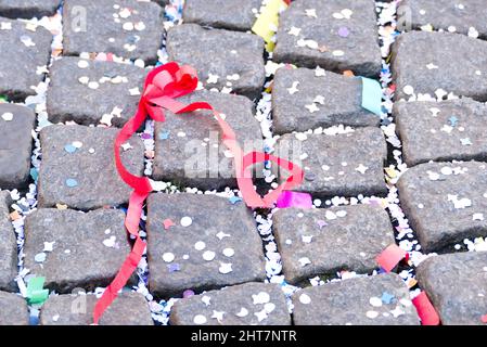 Maastricht, Paesi Bassi. 27th Feb 2022. Il seguito della sfilata di Maastricht la domenica di Carnevale. Confetti e streamers sulla strada acciottolata. Anna Carpendale/Alamy Live News Foto Stock