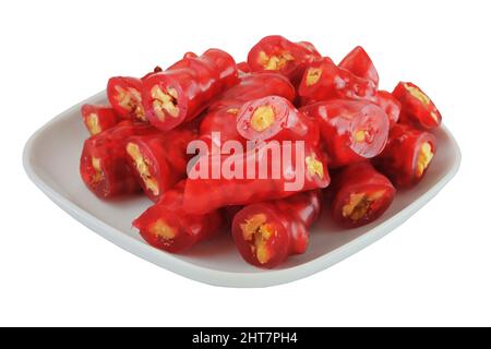 Churchkhela fresca con noci in un piatto isolato su sfondo bianco. Dessert georgiano dolce fatto in casa. Primo piano. Foto Stock