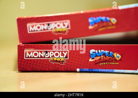 Gioco da tavolo Monopoly Junior in una scatola su un tavolo di legno Foto Stock