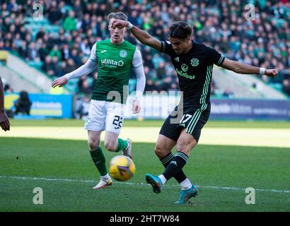 Edimburgo, Regno Unito. 27th Feb 2022. EASTER ROAD STADIUM, EDIMBURGO, SCOZIA - 27 FEBBRAIO: Il difensore di HibsÕ, Daniel MacKay, spara per gol durante la partita della Cinch Scottish Premiership tra l'Hibernian FC e il Celtic FC il 27 febbraio 2022 a Edimburgo, Regno Unito. ( Credit: Ian Jacobs/Alamy Live News Foto Stock