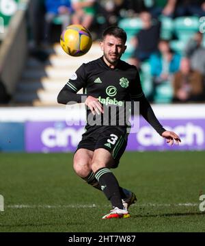 Edimburgo, Regno Unito. 27th Feb 2022. EASTER ROAD STADIUM, EDINBURGH, SCOTLAND - 27 FEBBRAIO: Greg Taylor, difensore celtico, libera il campo di calcio durante la partita della Cinch Scottish Premiership tra l'Hibernian FC e il Celtic FC il 27 febbraio 2022 a Edimburgo, Regno Unito. ( Credit: Ian Jacobs/Alamy Live News Foto Stock