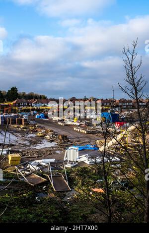 Un campo marrone sito in fase di sviluppo per una nuova proprietà immobiliare. Foto Stock