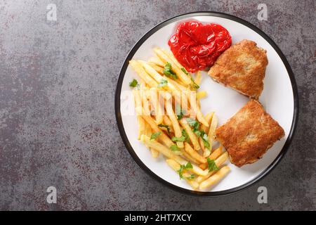 Cucina tipica spagnola primo piano cachopo de ternera nel piatto bianco sul tavolo. Vista dall'alto orizzontale Foto Stock