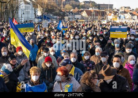 Flensburg, Germania. 27th Feb 2022. Nel pomeriggio, circa 1000 persone si mostrano a Flensburg. Diverse migliaia di persone hanno dimostrato nel nord contro la guerra in Ucraina nel corso del fine settimana. Credit: Benjamin Nolte/dpa/Alamy Live News Foto Stock