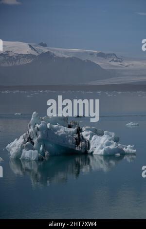 Colpo verticale di iceberg nella laguna glaciale in Islanda Foto Stock