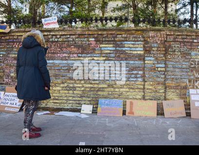 Londra, Regno Unito. 27th febbraio 2022. I manifestanti si sono riuniti fuori dall'ambasciata russa per protestare contro l'invasione dell'Ucraina. Negli ultimi giorni, i manifestanti hanno coperto il muro e l’ingresso dell’ambasciata con segni e messaggi gessati anti-Putin, anti-guerra e pro-Ucraina. Credit: Vuk Valcic/Alamy Live News Foto Stock
