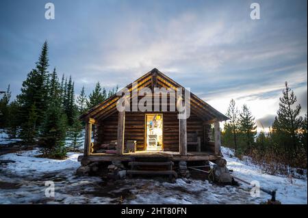 Snow Peak Cabin a Colville National Forest al tramonto Foto Stock