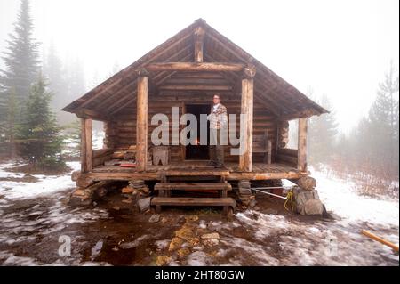 Bere caffè alla Snow Peak Cabin nella Colville National Forest Foto Stock
