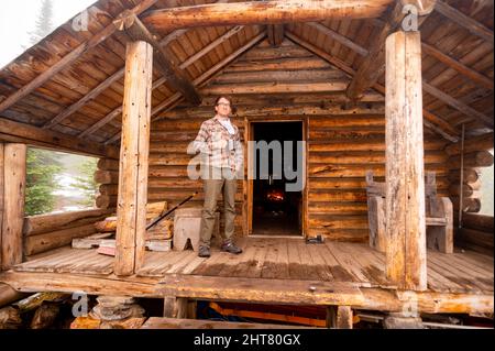 Bere caffè alla Snow Peak Cabin nella Colville National Forest Foto Stock