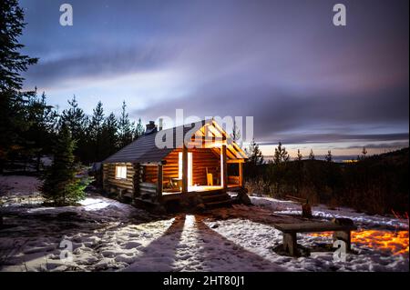 Snow Peak Cabin di notte nella foresta nazionale di Colville Foto Stock