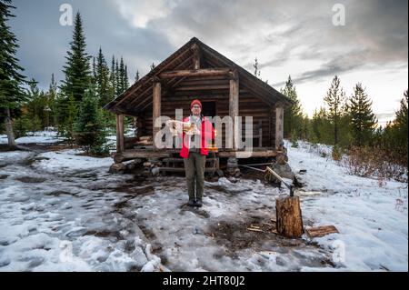 Legno tritato in mano alla Snow Peak Cabin nella Colville National Forest Foto Stock