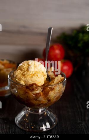 Dessert cobbler con gelato alla vaniglia Foto Stock