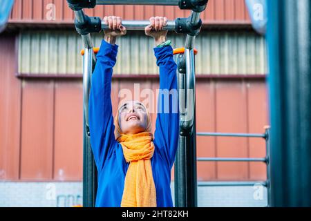 Femmina araba in hijab esercitandosi sul terreno di sport Foto Stock