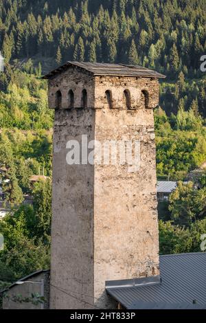 Storica torre Svan nella città di Mestia, regione di Svaneti, Georgia Foto Stock