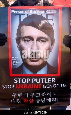 Protesta contro la Russia, 27 febbraio 2022 : un uomo ucraino che soggiorna a Seul ha un segno con una foto composita che raffigura il presidente russo Vladimir Putin come Adolf Hitler durante una protesta contro la Russia che invade l'Ucraina presso l'Ambasciata russa a Seul, Corea del Sud. Gli ucraini che hanno soggiornato a Seoul e i loro sostenitori domenica hanno protestato contro l'invasione dell'Ucraina da parte della Russia. Credit: Lee Jae-Won/AFLO/Alamy Live News Foto Stock