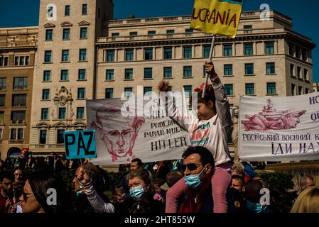 Barcellona, Spagna. 27th Feb 2022. I manifestanti pro-ucraini detengono cartelli che chiedono azioni per fermare la guerra mentre le forze russe continuano a progredire nelle città ucraine. Credit: Matthias Oesterle/Alamy Live News Foto Stock