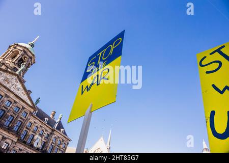 Olanda, Amsterdam, 27.02.2022 - una manifestazione contro la guerra in Ucraina. Protesta contro l'invasione russa dell'Ucraina. Alcuni canti di guerra, bandiere Foto Stock