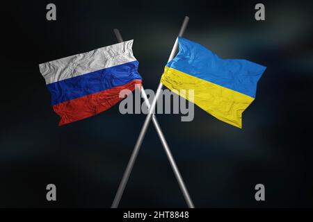 Ucraina Russia 2022 conflitto di crisi di guerra. Bandiere ucraine e russe. Foto Stock