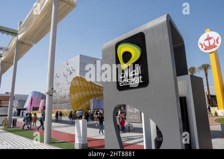 '2.27.2022 - Dubai, Emirati Arabi Uniti - Etisalat Business Logo sign Outdoors for Telecommunications in the National Mobile Network Provider at Expo 2020 Foto Stock