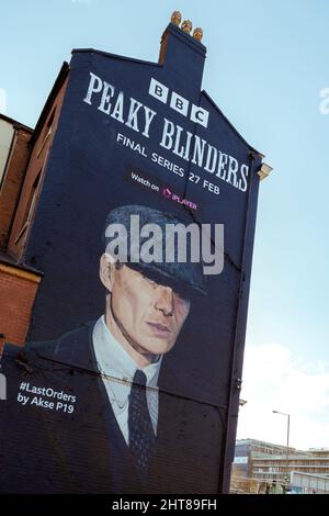 Murale alto 42 metri che raffigura il leader della banda Tommy Shelby come suonato da Cilian Murphy. Promuovere la serie finale di macinacaffè. Digbeth, Birmingham. Foto Stock