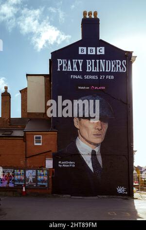 Murale alto 42 metri che raffigura il leader della banda Tommy Shelby come suonato da Cilian Murphy. Promuovere la serie finale di macinacaffè. Digbeth, Birmingham. Foto Stock