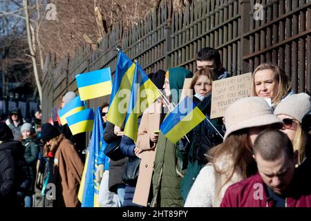 Ancora una volta, folle di persone si sono radunate di fronte all'ambasciata russa. Con bandiere, striscioni e grida che esprimono la loro opposizione all'invasione dell'Ucraina da parte di Vladimir Putin. Tra le migliaia di manifestanti c'è un'atmosfera di grande dolore, disperazione, ma anche rabbia. Alcuni dei manifestanti non hanno fatto brecce alle loro parole, e i loro striscioni hanno espresso chiaramente la loro opinione sul Presidente della Russia, e soprattutto sulla politica che sta attualmente perseguendo - l'aggressione. Varsavia, Polonia il 27 febbraio 2022. Foto di Michal Zbikowski/Interpress Photo/ABACAPRESS.COM Foto Stock