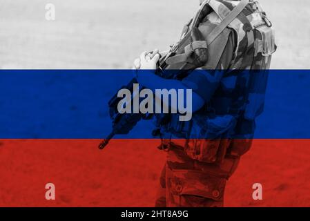 Bandiera russa e soldato non identificato con una riffa automatica, guerra tra Ucraina e Russia illustrazione Foto Stock