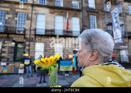 Centinaia di manifestanti di Stand with Ukraine si sono riuniti fuori dal Consolato Generale della Russia a Edimburgo per chiedere a Putin di fermare la guerra. I manifestanti hanno poi marciato dal consolato attraverso il centro di Edimburgo fino al Parlamento scozzese, portando il traffico a un punto di arresto vicino Credit: David Coulson/Alamy Live News Foto Stock