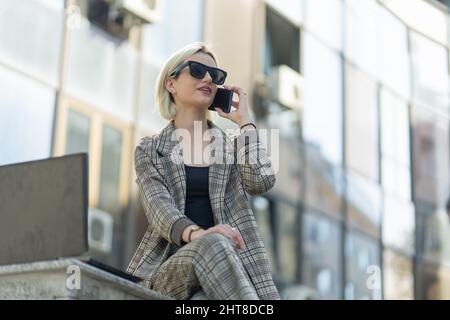 Businesswoman sta avendo una conversazione seria circa il suo commercio Foto Stock