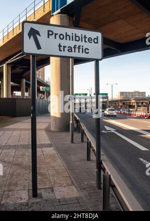 Londra, Inghilterra, Regno Unito - 10 dicembre 2011: Un cartello indica il traffico proibito su West India Dock Road nei Docklands di Londra. Foto Stock