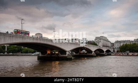 Il traffico e i pedoni attraversano il Tamigi sul Waterloo Bridge di Londra. Foto Stock