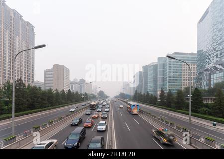 Pechino, Cina - 9 agosto 2010: L'inquinamento atmosferico avvolge gli edifici di uffici moden che si affacciano sulla seconda circonvallazione di Pechino. Foto Stock
