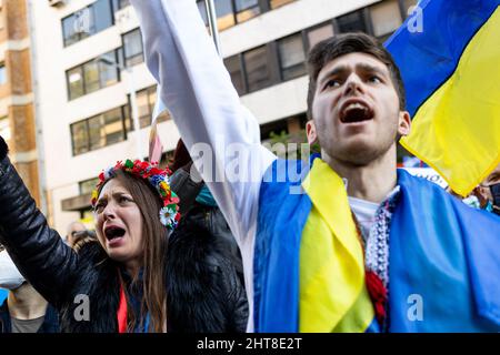 La gente è vista durante una manifestazione che riunisce centinaia di persone a sostegno degli ucraini, contro l'invasione militare russa, al consolato russo, il 27 febbraio 2022, Porto, Portogallo Foto Stock